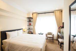 Ένα ή περισσότερα κρεβάτια σε δωμάτιο στο Dinh Elegant Hanoi Hotel
