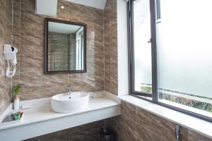 Ένα μπάνιο στο Dinh Elegant Hanoi Hotel