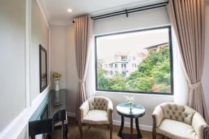 TV a/nebo společenská místnost v ubytování Dinh Elegant Hanoi Hotel