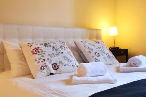 フィレンツェにあるSanta Monaca 23 - Sweet Dreams in Florenceの白いベッド(枕、タオル付)