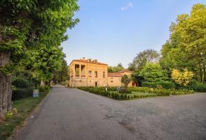 Camping RCN Le Moulin de la Pique外面的花园