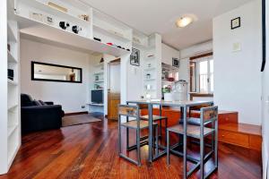 a kitchen and living room with a table and chairs at Fori Imperiali Apartment in Rome
