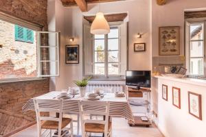 Χώρος καθιστικού στο Rise and Smile Charming Penthouse
