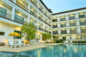 สระว่ายน้ำที่อยู่ใกล้ ๆ หรือใน Southgate Residence Hotel - SHA Certified