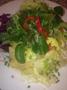 um prato branco de alimentos com vegetais sobre ele em Zur Einkehr em Fenken