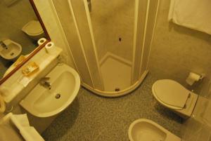 A bathroom at Hotel Ristorante Il Gabbiano