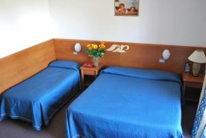 A bed or beds in a room at Hotel Ristorante Il Gabbiano
