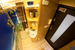 mała łazienka z toaletą i umywalką w obiekcie Yourplace XXS Apartments w Krakowie +11 zdjęć