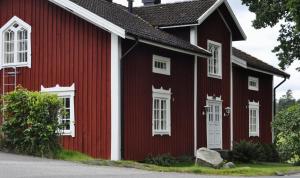 a red house with white windows and a red at Isaberg Golfklubb in Hestra