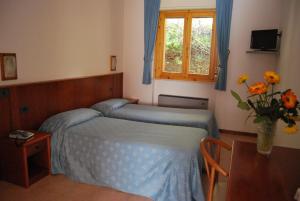 A bed or beds in a room at Hotel Ristorante Il Gabbiano