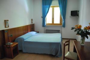 A bed or beds in a room at Hotel Ristorante Il Gabbiano