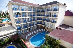 una vista aérea de un hotel con piscina en Galotel Adler Hotel, en Adler