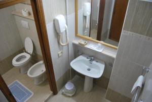 A bathroom at Hotel Ristorante Il Gabbiano