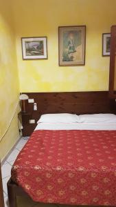 una camera da letto con un grande letto con una coperta rossa di Sa Colonia Chia a Chia