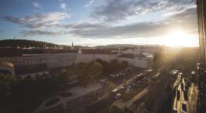 een luchtzicht op een stad met zonsondergang bij The Grand Budapest View in Boedapest