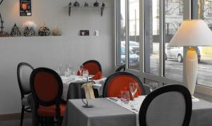 Εστιατόριο ή άλλο μέρος για φαγητό στο Logis Hôtel Restaurant Les Capucins