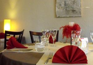 Εστιατόριο ή άλλο μέρος για φαγητό στο Logis Hôtel Restaurant Les Capucins