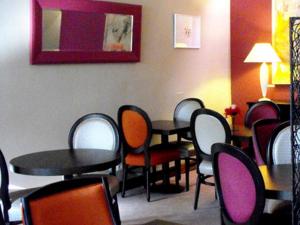Χώρος καθιστικού στο Logis Hôtel Restaurant Les Capucins