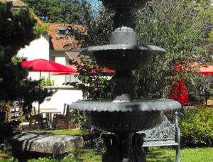 Κήπος έξω από το Logis Hôtel Restaurant Les Capucins