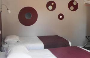Ένα ή περισσότερα κρεβάτια σε δωμάτιο στο Logis Hôtel Restaurant Les Capucins