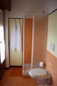 e bagno con servizi igienici, doccia e asciugamani. di B&B 5 Sensi a Belpasso