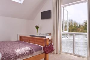 Gallery image of Twitchers Lodge in Cirencester