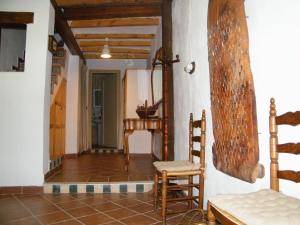 ein Wohnzimmer mit Holzstühlen und einem Tisch in der Unterkunft Casa La Chelva in Alcudia de Veo