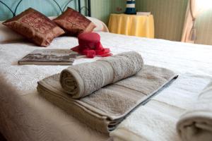 - un lit avec des serviettes et un animal rembourré dans l'établissement Chambre d'hôtes La Masana, à Lorient