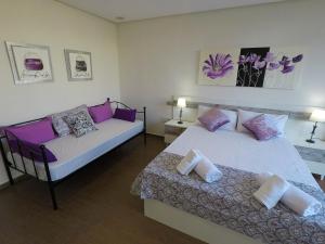 two beds in a room with purple and white at Gran Bulevar in Córdoba
