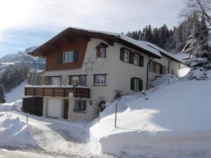 una casa en una colina cubierta de nieve con en Casa Fluretta, en Flumserberg