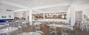 Restaurace v ubytování Gava Waterman Milna Resort – All Inclusive