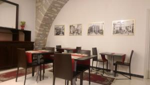 un comedor con mesas negras y sillas negras en B&B Porta di Mare en Catanzaro