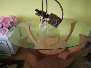 un tavolo di vetro con due bottiglie e una borsa sopra di Two Bedroom Townhouse Mika a Ruse