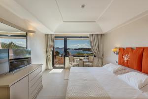 Postel nebo postele na pokoji v ubytování Hotel Cala Lunga
