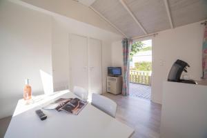 TV a/nebo společenská místnost v ubytování Camping RCN Port l'Epine