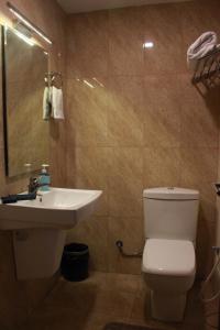 A bathroom at Afnan Hotel