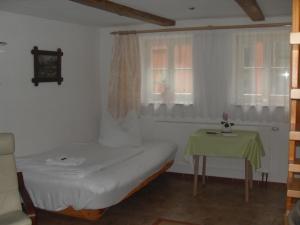 Kleines Zimmer mit einem Bett und einem Tisch in der Unterkunft Wohnen Im Topf in Quedlinburg