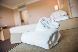Posteľ alebo postele v izbe v ubytovaní Hotel Acquaviva Del Garda