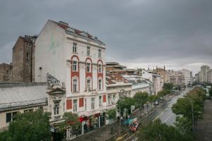 vistas a una calle de la ciudad con edificios en Urban Downtown Apartment en Belgrado