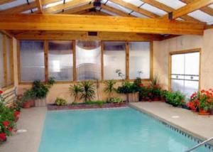 a large swimming pool in a building with a large room at Georgetown Mountain Inn in Georgetown