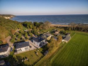 een luchtzicht op een huis en de oceaan bij Villa Südstrandperle by Rujana in Göhren