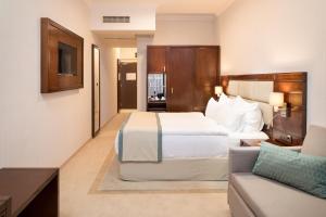 Una televisión o centro de entretenimiento en Concorde Old Bucharest Hotel