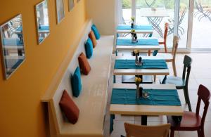 rzędu stołów w restauracji z niebieskimi miejscami w obiekcie Nachtquartier Zur Dankbarkeit w mieście Podersdorf am See