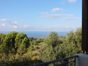 una vista sull'oceano dal balcone di una casa di Villa Theodora a Lakíthra