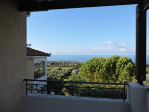 vistas al océano desde el balcón de una casa en Villa Theodora, en Lakíthra