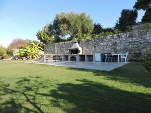 een stenen muur met een tafel en een gebouw bij Villa Theodora in Lakíthra