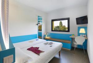 מיטה או מיטות בחדר ב-First Inn Hotel Blois