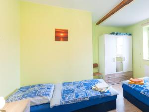 1 Schlafzimmer mit 2 Betten und einem Spiegel in der Unterkunft Ferienwohnung Knoth in Altenburg