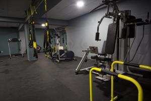 Posilňovňa alebo fitness centrum v ubytovaní Athina Airport Hotel