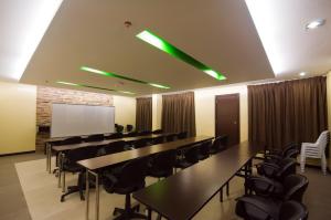 une salle de conférence avec une grande table et des chaises dans l'établissement Go Hotels Puerto Princesa, à Puerto Princesa